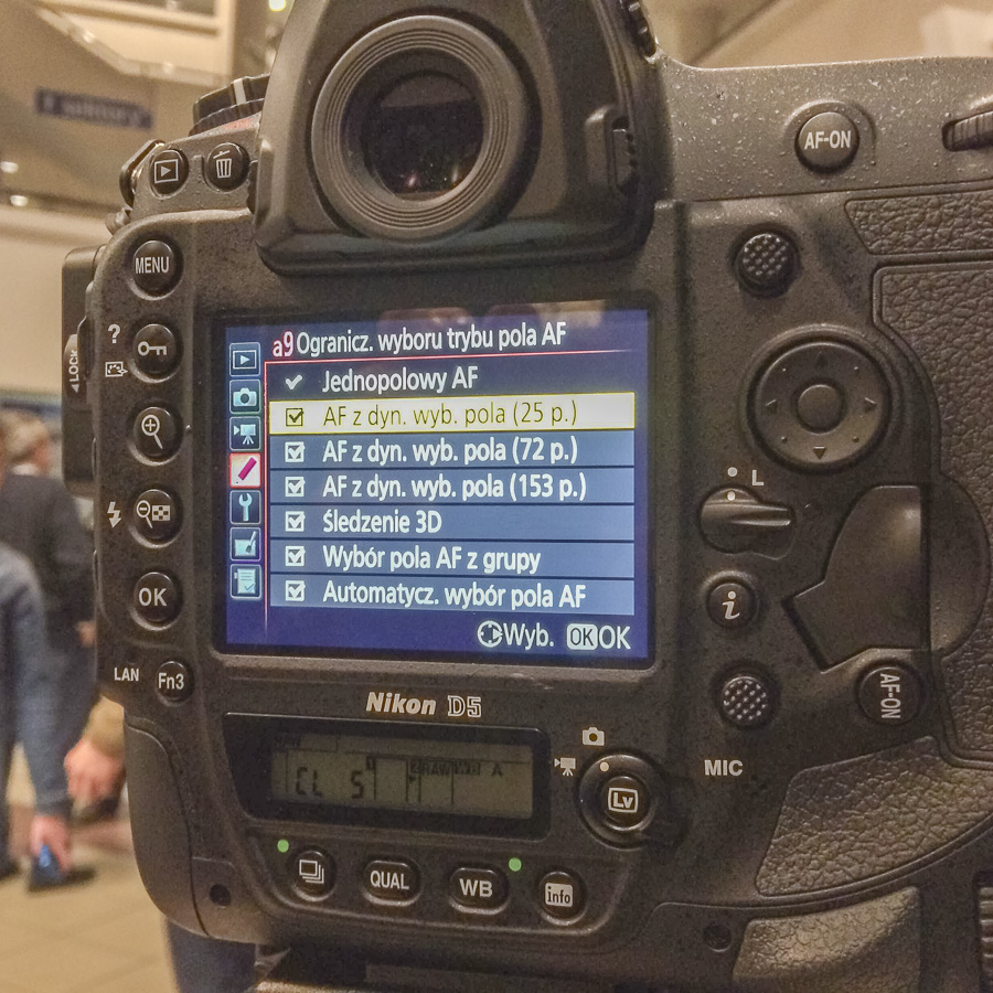 Nikon D5 podczas targów Press Photo Expo 2016. Widok menu systemowego z opcjami autofokusa - dostępne 153 pola.